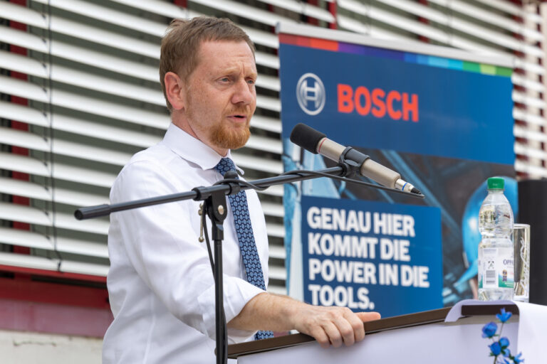 30.06.2023, Sachsen, Sebnitz: Michael Kretschmer (CDU), Ministerpräsident von Sachsen, spricht anlässlich seines Besuches der Bosch Power Tools GmbH im sächsischen Sebnitz. Das Werk hatte mit dem Jubiläum von 75. Millionen gebauter Elektrowerkzeuge einen Meilenstein in der Werksgeschichte erreicht. Foto: Daniel Schäfer/dpa +++ dpa-Bildfunk +++ (KEYSTONE/DPA/Daniel Schäfer)