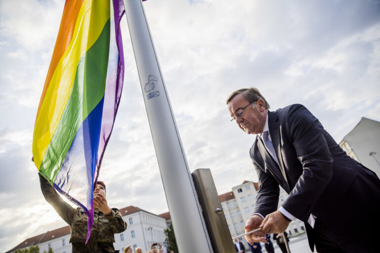 03.07.2023, Berlin: Boris Pistorius (SPD), Bundesminister der Verteidigung, hisst die Regenbogenflagge am Bundesministerium der Verteidigung. Foto: Christoph Soeder/dpa +++ dpa-Bildfunk +++ (KEYSTONE/DPA/Christoph Soeder)