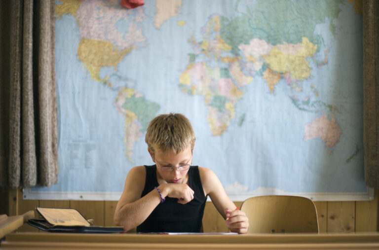 A pupil works on an exercise in the class room at the elementary school in Monstein near Davos in the canton of Grisons, Switzerland, pictured on September 11, 2008. The elementary school Davos Monstein is a comprehensive school where pupils of all different levels are being taught together. In addition, the school offers a day-long program including lunch as well as housework tutoring in order to disburden parents. The Monstein school's pupils not only come from the families in the village but instead include children coming from twelve kilometers distant Davos. (KEYSTONE/Gaetan Bally)

Ein Schueler der Primarschule Monstein bei Davos, Schweiz, arbeitet am 11. September 2008 im Klassenzimmer an einer Aufgabe. In der Primarschule Davos Monstein sind alle sechs Primarschulstufen in einer Klasse als Gesamtschule zusammengefasst. Die Schule wird zudem als Tagesschule gefuehrt, in der die Kinder ueber Mittag verpflegt werden und im Klassenzimmer an den Hausaufgaben arbeiten, um die Eltern zu entlasten. Neben Kindern aus dem Dorf besuchen auch Kinder aus dem zwoelf Kilometer entfernten Davos die Schule. (KEYSTONE/Gaetan Bally)