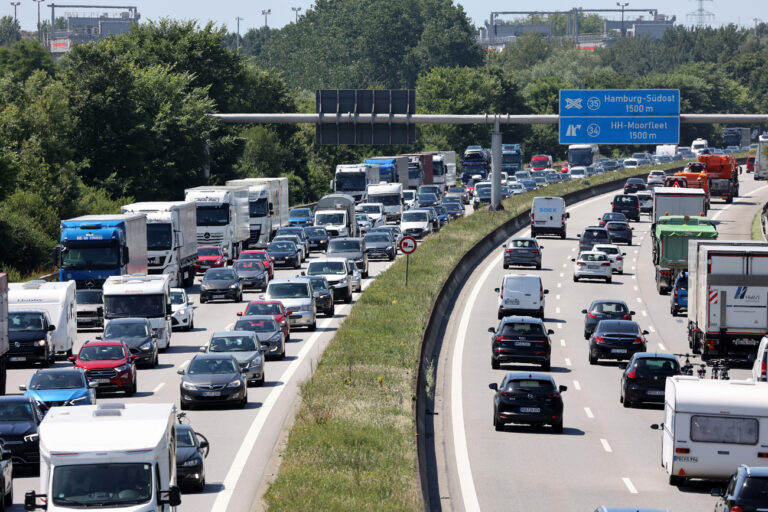 07.07.2023, Hamburg: Stockender Verkehr (l) ist auf der Autobahn A1 in Hamburg in Richtung Norden zu sehen. Foto: Bodo Marks/dpa +++ dpa-Bildfunk +++ (KEYSTONE/DPA/Bodo Marks)