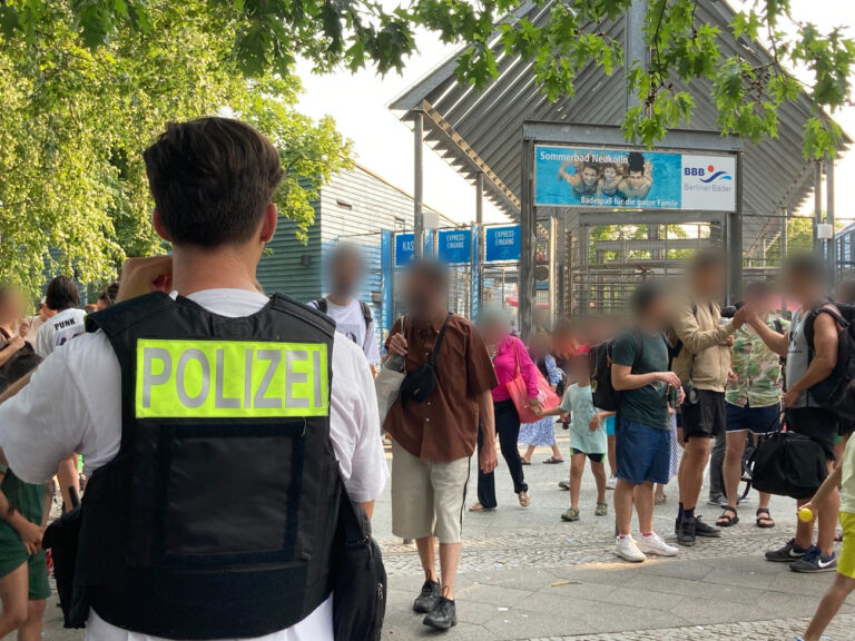 09.07.2023, Berlin: Polizisten stehen vor dem Eingang des Sommerbad in Neukölln. Das Berliner Freibad wird wegen seiner Lage am Columbiadamm auch Columbiabad genannt. Zum wiederholten Male war ein Berliner Freibad wegen Rangeleien und renitenter Besucher frühzeitig geschlossen und geräumt worden. Foto: Carioline Bock/dpa - ACHTUNG: Person(en) wurde(n) aus rechtlichen Gründen gepixelt +++ dpa-Bildfunk +++ (KEYSTONE/DPA/Carioline Bock)