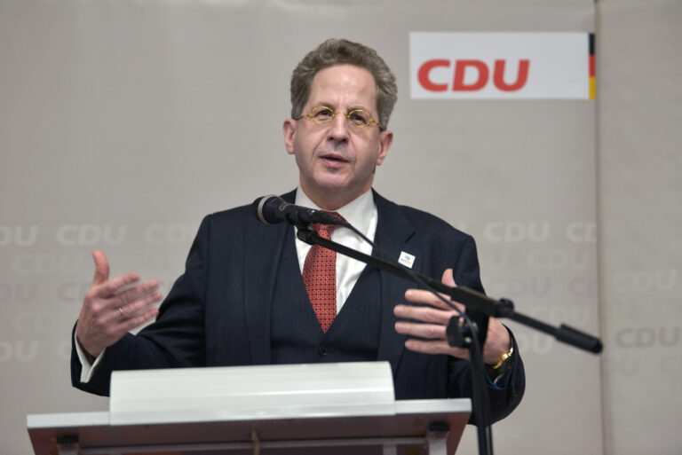 ARCHIV - 22.01.2020, Sachsen-Anhalt, Landsberg: Hans-Georg Maaßen, ehemaliger Präsident des Bundesamtes für Verfassungsschutz (BfV), hält an einem Gesprächsabend der CDU einen Vortrag zum Thema «Wie sicher ist unsere Demokratie». Ein CDU-Kreisparteigericht in Thüringen hat einen Ausschluss von Ex-Bundesverfassungsschutzpräsident Maaßen aus der CDU abgelehnt. Das geht aus einem Beschluss des Gremiums hervor, der am Dienstag aus Maaßens Umfeld verbreitet wurde und der dpa vorliegt. Zuvor hatten mehrere Medien berichtet. Foto: Heiko Rebsch/dpa-Zentralbild/dpa +++ dpa-Bildfunk +++ (KEYSTONE/DPA/Heiko Rebsch)