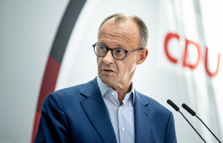 12.07.2023, Berlin: Friedrich Merz, CDU Bundesvorsitzender und Fraktionsvorsitzender der CDU/CSU Fraktion, spricht bei der Pressekonferenz nach der Sitzung des CDU-Bundesvorstands im Konrad-Adenauer-Haus. Foto: Michael Kappeler/dpa +++ dpa-Bildfunk +++ (KEYSTONE/DPA/Michael Kappeler)