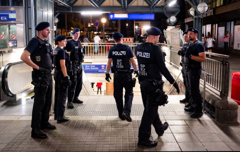 14.07.2023, Hamburg: Bundespolizisten stehen am Hauptbahnhof. Aufgrund der jüngsten Kriminalitätsentwicklung an dem Bahnhof hat die Bundespolizei eine Allgemeinverfügung erlassen und Waffen und Messer aller Art an diesem Wochenende dort verboten. (zu dpa ·Hamburger Hauptbahnhof ist bis Sonntag Waffenverbotszone·) Foto: Daniel Bockwoldt/dpa/Daniel Bockwoldt +++ dpa-Bildfunk +++ (KEYSTONE/DPA/Daniel Bockwoldt)