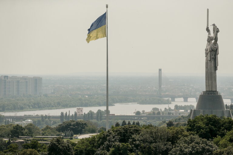 epa10767739 ThenUkrainian national flag flies next to the Motherland Monument (R) in Kyiv (Kiev), Ukraine, 25 July 2023. EPA/OLEG PETRASYUK