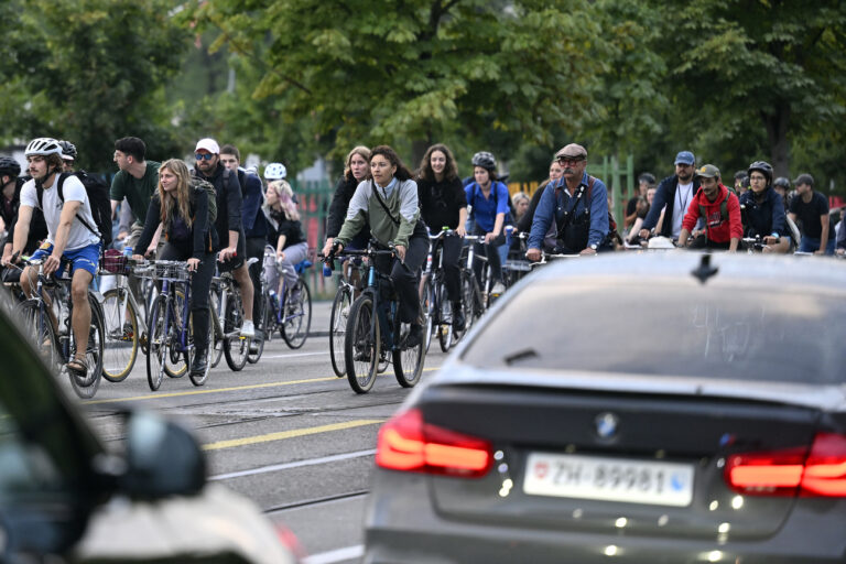 Teilnehmerinnen und Teilnehmer am Critical Mass in Zuerich am Freitag, 28. Juli 2023. (KEYSTONE/Walter Bieri)