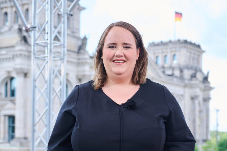 30.07.2023, Berlin: Ricarda Lang (Grüne), Bundesvorsitzende ihrer Partei, steht vor dem ARD-Sommerinterview auf der Terrasse des Marie-Elisabeth-Lüders-Hauses. Foto: Annette Riedl/dpa +++ dpa-Bildfunk +++ (KEYSTONE/DPA/Annette Riedl)