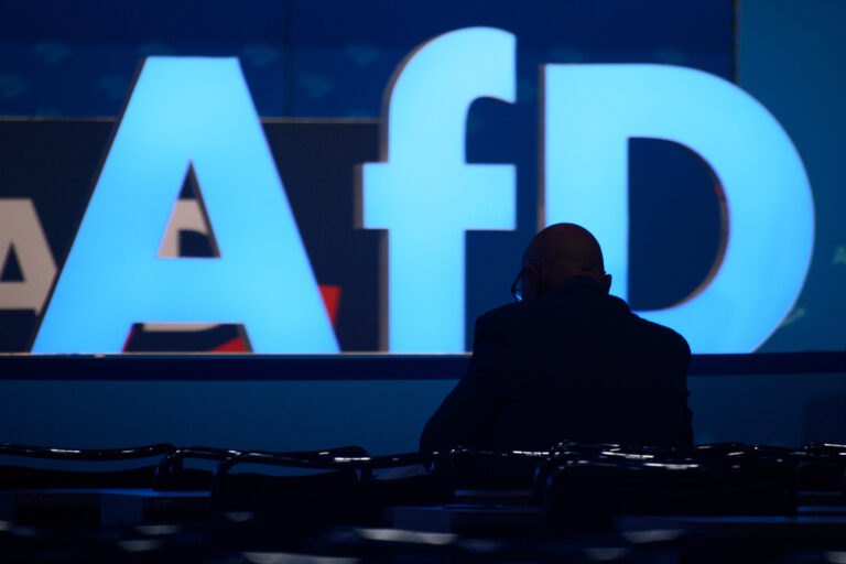 06.08.2023, Sachsen-Anhalt, Magdeburg: Ein Delegierte der AfD wartet auf den Beginn der Europawahlversammlung. Die AfD setzt in der Messe Magdeburg zweiten Teil der AfD Europawahlversammlung fort. Foto: Klaus-Dietmar Gabbert/dpa +++ dpa-Bildfunk +++ (KEYSTONE/DPA/Klaus-Dietmar Gabbert)