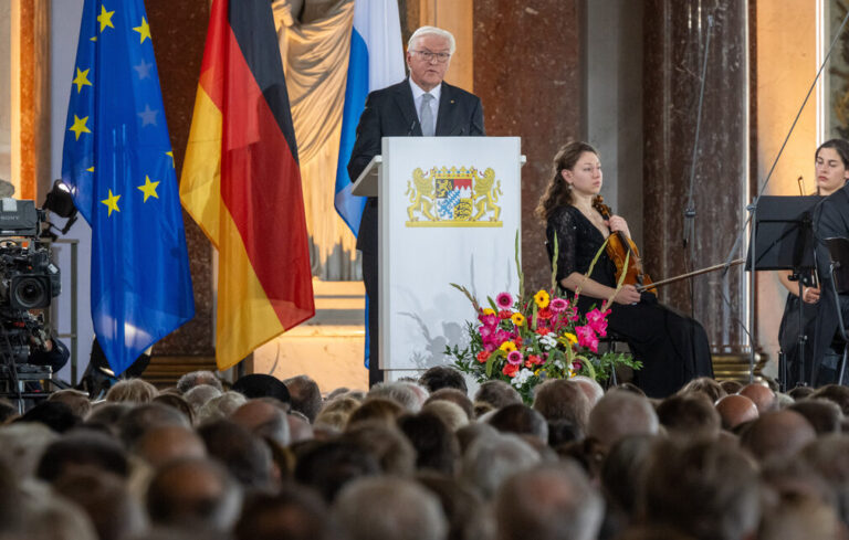 10.08.2023, Bayern, Prien a. Chiemsee: Bundespräsident Frank-Walter Steinmeier spricht auf dem Festakt zum 75. Jahrestag des Verfassungskonvent im Spiegelsaal von dem Neuen Schloss auf der Insel Herrenchiemsee. Foto: Peter Kneffel/dpa +++ dpa-Bildfunk +++ (KEYSTONE/DPA/Peter Kneffel)