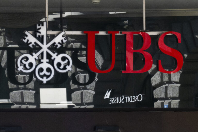 Blick auf die Logos der beiden Banken UBS und Credit Suisse auf dem Paradeplatz, aufgenommen am Freitag, 11. August 2023 in Zuerich. (KEYSTONE/Ennio Leanza)