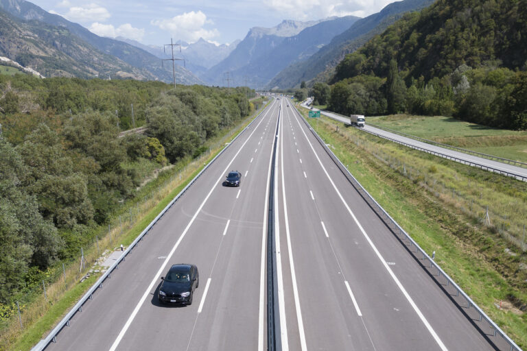 Vue aerienne du nouveau tronçon de l'autoroute A9 Schnidrigu - Wanne ouest (GERA) entre les jonctions de Gampel-Steg et Rarogne, apres son ouverture officielle, ce vendredi 18 aout 2023, proche de Gampel-Steg, dans le Haut Valais. Le nouveau troncon mesure 2,5km. (KEYSTONE/Anthony Anex)