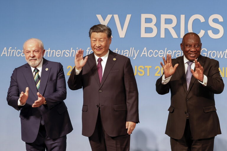 epa10815570 (From L to R) President of Brazil Luiz Inacio Lula da Silva, President of China Xi Jinping and South African President Cyril Ramaphosa gesture during the 2023 BRICS Summit at the Sandton Convention Centre in Johannesburg, South Africa, 23 August 2023. South Africa is hosting the 15th BRICS Summit, (Brazil, Russia, India, China and South Africa), as the group's economies account for a quarter of global gross domestic product. Dozens of leaders of other countries in Africa, Asia and the Middle East are also attending the summit. EPA/GIANLUIGI GUERCIA / POOL