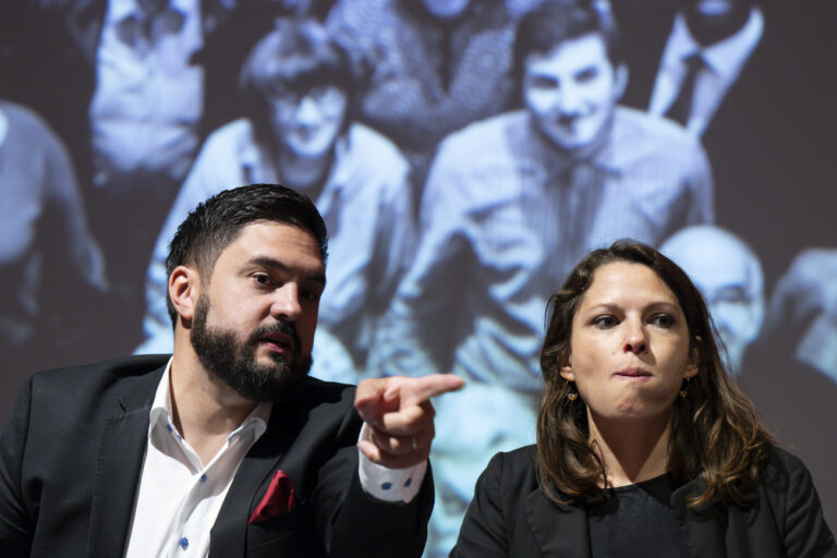 Die Co-Praesidenten Mattea Meyer, rechts, und Cedric Wermuth anlaesslich dem Parteitag der SP Schweiz, am Samstag, 26. August 2023, in Biel. (KEYSTONE/Peter Schneider)