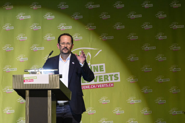 Parteipraesident Balthasar Glaettli, GP-ZH, spricht waehrend der Delegiertenversammlung der Gruenen Schweiz, am Samstag, 26. August 2023 in Bern. (KEYSTONE/Anthony Anex)