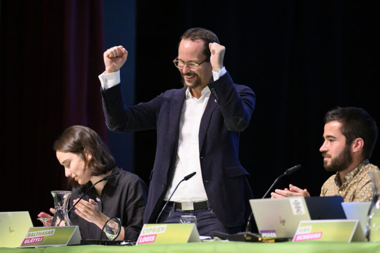 Parteipraesident Balthasar Glaettli, GP-ZH, Mitte, jubelt mit Rahel Estermann, Generalsekretaerin der Gruenen Schweiz, links, und Cyprien Louis, Co-Praesident Gruene Kanton Bern, rechts, nach dem Ergebnis der Abstimmung ueber die Solarinitiative am der Delegiertenversammlung der Gruenen Schweiz, am Samstag, 26. August 2023 in Bern. (KEYSTONE/Anthony Anex)