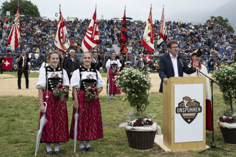 Bundesrat Albert Roesti, links, spricht neben Weibelin Annemarie Loeffel beim Festakt am Unspunnen-Schwinget 2023, am Sonntag, 27. August 2023, auf der Hoehenmatte, in Interlaken. Das Unspunnenfest findet alle sechs Jahre statt und gilt nach dem Eidgenoessischen als zweitgroesstes Schwingfest in der Schweiz. (KEYSTONE/Peter Schneider)