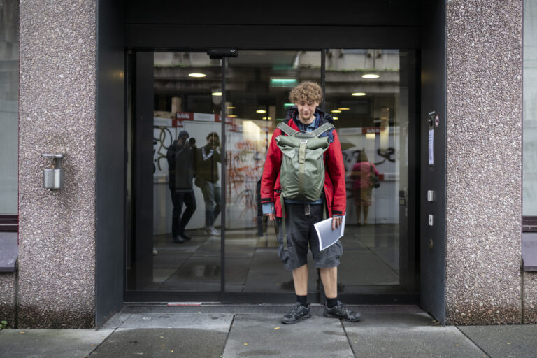 Max Voegtli, Sprecher der Klimabewegung Renovate Switzerland, auf dem Weg ins Zuercher Bezirksgericht, aufgenommen am Dienstag, 29. August 2023 in Zuerich. Der Klimaaktivist muss sich fuer zwei Aktionen verantworten, an denen er sich im letzten Herbst beteiligt hatte. Einmal klebte er sich im Zuercher Kunsthaus an den Rahmen eines Segantini-Gemaeldes. Ein andermal blockierte er den Morgenverkehr am Zuercher Utoquai (KEYSTONE/Ennio Leanza)