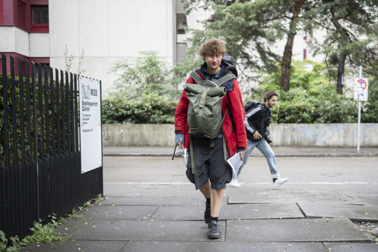 Max Voegtli, Sprecher der Klimabewegung Renovate Switzerland, auf dem Weg ins Zuercher Bezirksgericht, aufgenommen am Dienstag, 29. August 2023 in Zuerich. Der Klimaaktivist muss sich fuer zwei Aktionen verantworten, an denen er sich im letzten Herbst beteiligt hatte. Einmal klebte er sich im Zuercher Kunsthaus an den Rahmen eines Segantini-Gemaeldes. Ein andermal blockierte er den Morgenverkehr am Zuercher Utoquai (KEYSTONE/Ennio Leanza)