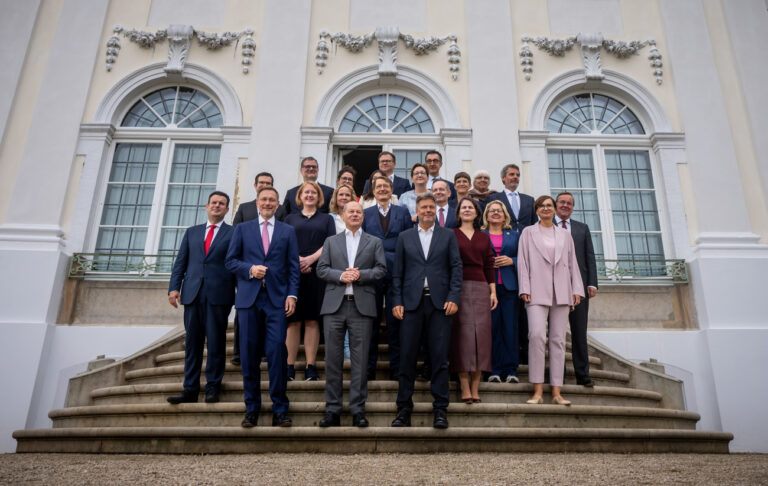 30.08.2023, Brandenburg, Meseberg: Bundeskanzler Olaf Scholz (SPD, vorne, Mitte), Christian Lindner (FDP, vorne links), Bundesminister der Finanzen, und Robert Habeck (Bündnis 90/Die Grünen, vorne rechts), Bundesminister für Wirtschaft und Klimaschutz, stehen mit dem Kabinett für ein Foto bei der Halbzeit-Klausur des Bundeskabinetts vor Schloss Meseberg zusammen. Bundeskanzler Olaf Scholz (SPD) und seine 16 Minister sind in Brandenburg zur fünften Klausurtagung der Ampelregierung zusammengekommen. Foto: Michael Kappeler/dpa +++ dpa-Bildfunk +++ (KEYSTONE/DPA/Michael Kappeler)