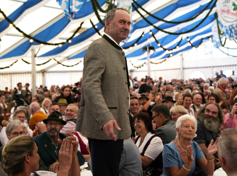 31.08.2023, Bayern, Aschau: Hubert Aiwanger (Freie Wähler), Staatsminister für Wirtschaft, Landesentwicklung und Energie von Bayern, steht vor seiner Festrede bei der Eröffnung des Aschauer Marktes im Chiemgau auf einer Bierbank. Bayerns Vize-Regierungschef Hubert Aiwanger hat sich in der Affäre um ein antisemitisches Flugblatt aus Schulzeiten entschuldigt. Foto: Uwe Lein/dpa +++ dpa-Bildfunk +++ (KEYSTONE/DPA/Uwe Lein)