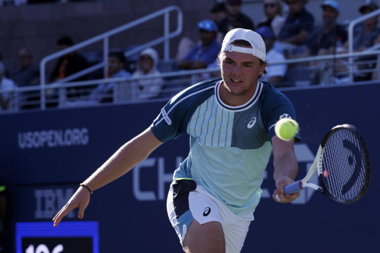 epa10834961 Dominic Stricker of Switzerland returns the ball to Benjamin Bonzi of France during their third round match at the US Open Tennis Championships at the USTA National Tennis Center in Flushing Meadows, New York, USA, 01 September 2023. The US Open runs from 28 August through 10 September. EPA/CJ GUNTHER