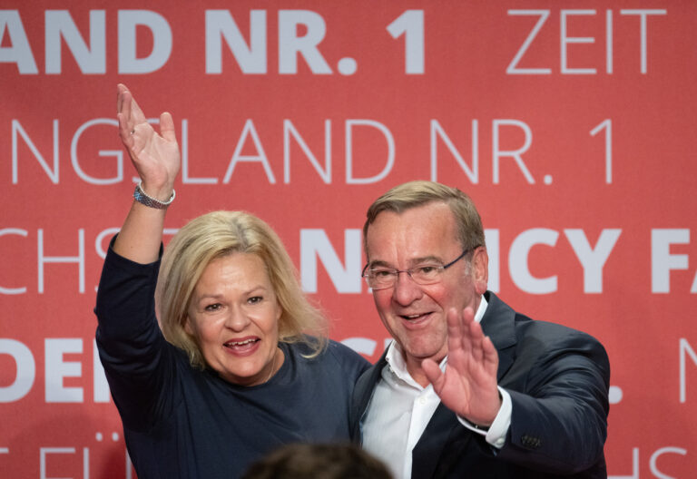 03.09.2023, Hessen, Bad Homburg: Nancy Faeser (SPD), Spitzenkandidatin für die Landtagswahl, kommt gemeinsam mit Verteidigungsminister Boris Pistorius (SPD) zur Auftaktveranstaltung der SPD. In Hessen wird am 8. Oktober ein neuer Landtag gewählt. Foto: Boris Roessler/dpa +++ dpa-Bildfunk +++ (KEYSTONE/DPA/Boris Roessler)