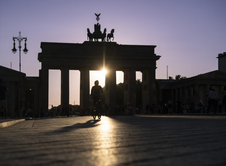 05.09.2023, Berlin: Im Licht der untergehenden Sonne ist die Quadriga auf dem Brandenburger Tor nur als Silhouete zu erkennen. Foto: Paul Zinken/dpa +++ dpa-Bildfunk +++ (KEYSTONE/DPA/Paul Zinken)