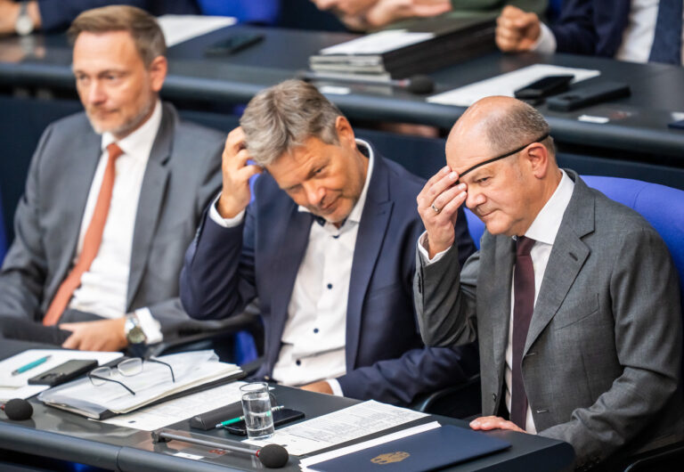 dpatopbilder - 06.09.2023, Berlin: Bundeskanzler Olaf Scholz (r-l, SPD), nimmt neben Robert Habeck (Bündnis 90/Die Grünen), Bundesminister für Wirtschaft und Klimaschutz, und Christian Lindner (FDP), Bundesminister der Finanzen, an der Generaldebatte des Bundestags teil. Die Generalaussprache nimmt bei der Haushaltsdebatte des Bundestags die aktuellen Themen der Politik der Bundesregierung auf. Foto: Michael Kappeler/dpa +++ dpa-Bildfunk +++ (KEYSTONE/DPA/Michael Kappeler)