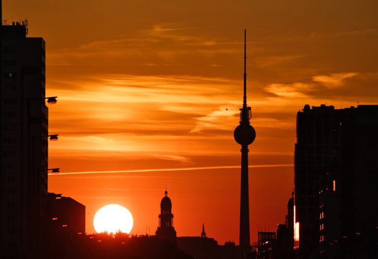 09.09.2023, Berlin: Im Licht der untergehenden Sonne ist der Fernsehturm nur als Silhouette zu erkennen. Foto: Paul Zinken/dpa +++ dpa-Bildfunk +++ (KEYSTONE/DPA/Paul Zinken)