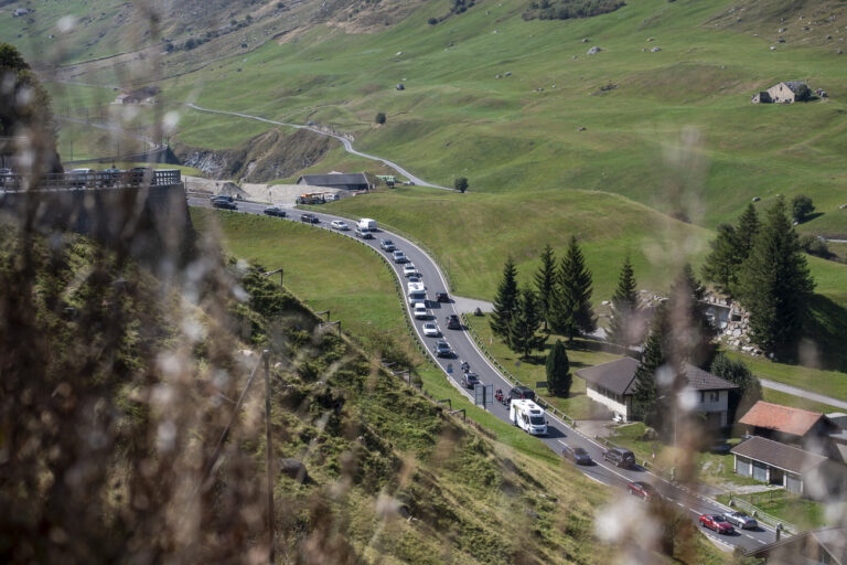 Starker Verkehr ueber das Dorf Hospental und den Gotthardpass zwischen Andermatt und Airolo, nachdem der Gotthard-Strassentunnel am Montag, 11. September 2023 in Goeschenen wegen eines Schadens an der Tunneldecke für unbestimmte Zeit gesperrt wurde. Montag, 11. September 2023 in Goeschenen. (KEYSTONE/Urs Flueeler)