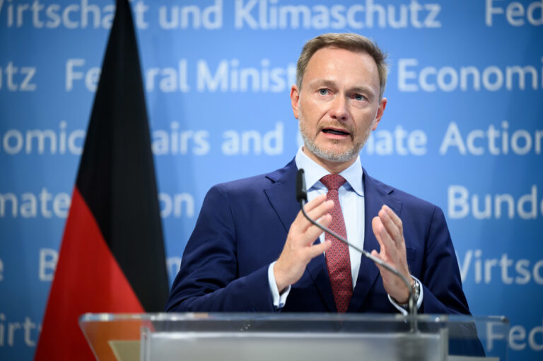 13.09.2023, Berlin: Christian Lindner (FDP), Bundesminister der Finanzen, äußert sich bei einer Pressekonferenz mit Bundeswirtschaftsminister Habeck und Frankreichs Minister für Wirtschaft und Finanzen, Le Maire, im Bundeswirtschaftsministerium. Le Maire hat zuvor an der Kabinettssitzung der Bundesregierung teilgenommen. Foto: Bernd von Jutrczenka/dpa +++ dpa-Bildfunk +++ (KEYSTONE/DPA/Bernd von Jutrczenka)