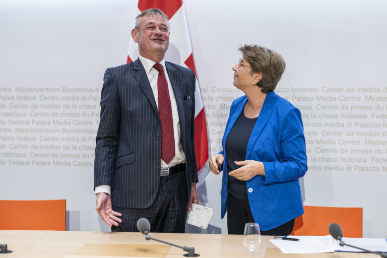 Bundesraetin Viola Amherd, rechts, diskutiert mit Jean-Daniel Ruch, der vom Bundesrat zum Staatssekretaer fuer Sicherheitspolitik ernannt wurde, am Freitag, 15. September 2023 in Bern. Ruch, aus dem bernjurassischen und bald zum Kanton Jura gehoerenden Moutier stammend, ist bisher Schweizer Botschafter in der Tuerkei und uebernimmt per Anfang 2024 die Leitung des neuen Staatssekretariates SEPOS als Kompetenzzentrum fuer Sicherheitspolitik des Bundes. (KEYSTONE/Alessandro della Valle)