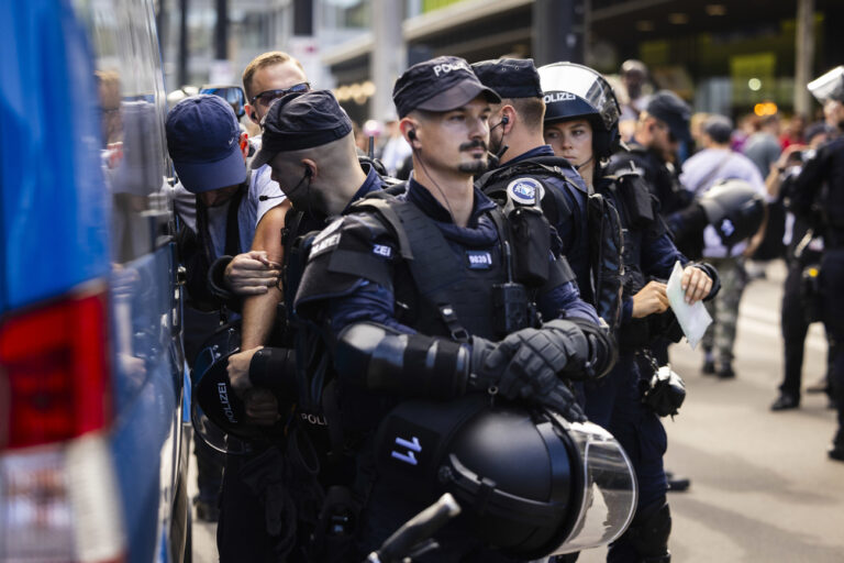 Einsatzkraefte der Polizei verhaften einen Gegendemonstranten waehrend einer 