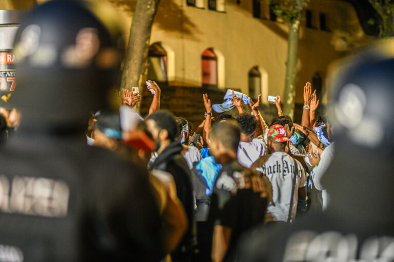 16.09.2023, Baden-Württemberg, Stuttgart: Eine Gruppe von Menschen feiert während sie nach Ausschreitungen bei einer Eritrea-Veranstaltung von Polizeikräften eingekesselt ist. Bis zu 200 Personen hätten Teilnehmer der Veranstaltung und Polizisten mit Steinen, Flaschen und Holzlatten angegriffen, teilte ein Polizeisprecher mit. 24 Beamte seien verletzt worden. Foto: Jason Tschepljakow/dpa +++ dpa-Bildfunk +++ (KEYSTONE/DPA/Jason Tschepljakow)