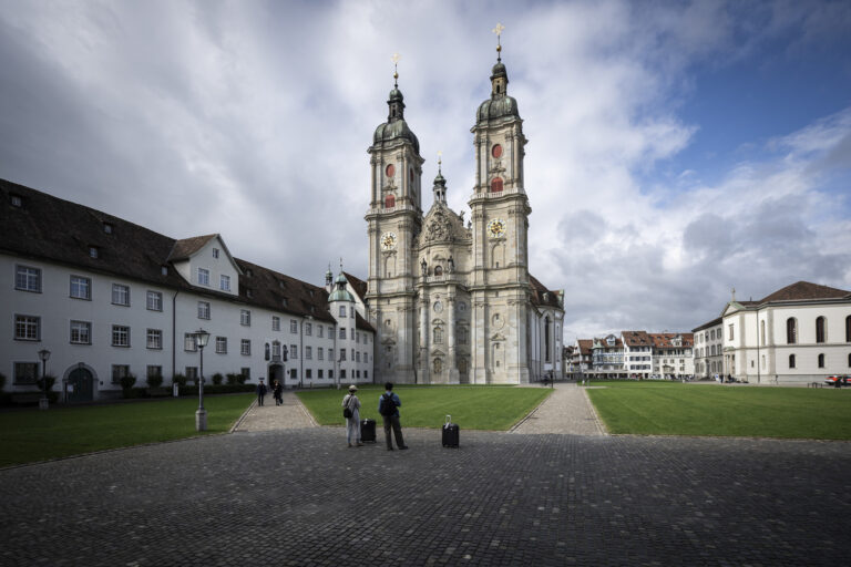 Blick auf die Kathedrale, aufgenommen am Dienstag, 19. September 2023, in St. Gallen. Bis morgen findet vor Ort die Bischofskonferenz statt. Thema sind unter anderem die Missbrauchsskandale, die vergangene Woche nach einer Studie der Universitaet Zuerich publik wurden. (KEYSTONE/Gian Ehrenzeller)