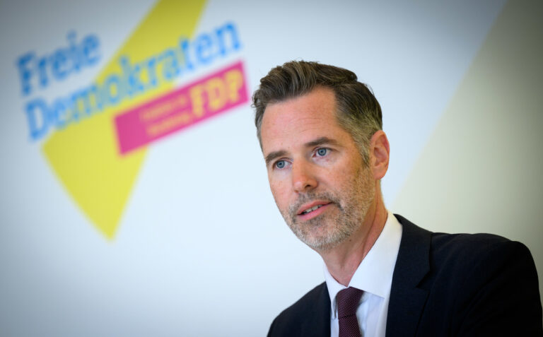 19.09.2023, Berlin: Christian Dürr, Vorsitzender der FDP-Bundestagsfraktion, äußert sich vor der Sitzung der Bundestagsfraktion der FDP im Deutschen Bundestag. Foto: Bernd von Jutrczenka/dpa +++ dpa-Bildfunk +++ (KEYSTONE/DPA/Bernd von Jutrczenka)