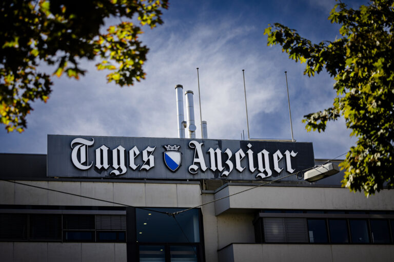 Das Logo des Tages-Anzeigers am Gebaeude der TX Group und Tamedia an der Werdstrasse, aufgenommen am Donnerstag, 21. September 2023 in Zuerich. Tamedia hat im Rahmen eines Sparprogramms am Donnerstag einen Stellenabbau bei seinen Deutschschweizer Medien angekuendigt. Bis zu 20 Stellen soll abgebaut werden. Bereits am Mittwoch wurde der Abbau von 28 Stellen in der Romandie angekuendigt. (KEYSTONE/Michael Buholzer)