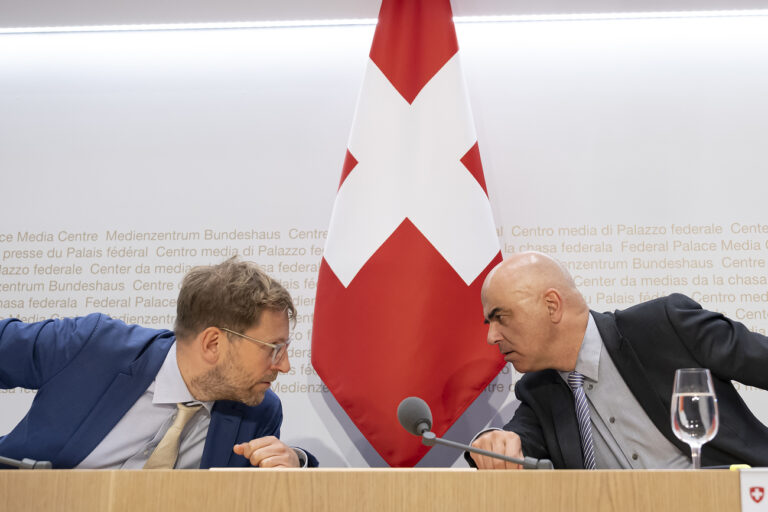 Bundespraesident Alain Berset, rechts, spricht mit Thomas Christen, Stellvertretender Direktor der Bundesamtes fuer Gesundheit (BAG), links, an einer Medienkonferenz ueber die Aenderung der Verordnung ueber die Krankenversicherung und der Krankenpflege-Leistungsverordnung, am Freitag, 22. September 2023, im Medienzentrum Bundeshaus in Bern. (KEYSTONE/Anthony Anex)