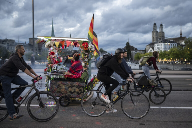 Velofahrer fahren auf ihren Raedern an der bewilligten Stadtrundfahrt, die in frueheren Jahren unter der Parole ?Mehr Platz fuer's Velo? und ?Ride for your rights? stattfand, durch die Innenstadt in Zuerich, aufgenommen am Freitag, 22. September 2023. (KEYSTONE/Ennio Leanza)