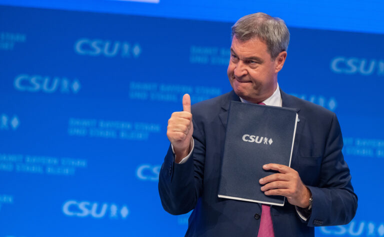 23.09.2023, Bayern, München: Markus Söder, CSU-Parteivorsitzender, steht nach seiner Rede auf dem Parteitag der CSU auf der Bühne. Foto: Peter Kneffel/dpa +++ dpa-Bildfunk +++ (KEYSTONE/DPA/Peter Kneffel)