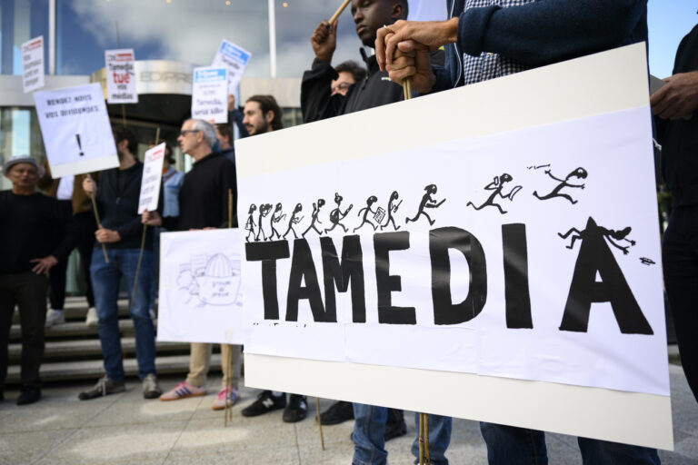 Des journaliste de Tamedia Suisse romande manifestent lors d'un debrayage faisant suite a la reorganisation et l'annonce de 28 licenciements du groupe de media Tamedia Suisse romande, TX Group,ce lundi 25 septembre 2023 devant la Tour Edipresse a Lausanne. (KEYSTONE/Laurent Gillieron)