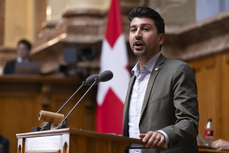 Fabian Molina, SP-ZH, spricht an der Ausserordentlichen Session 