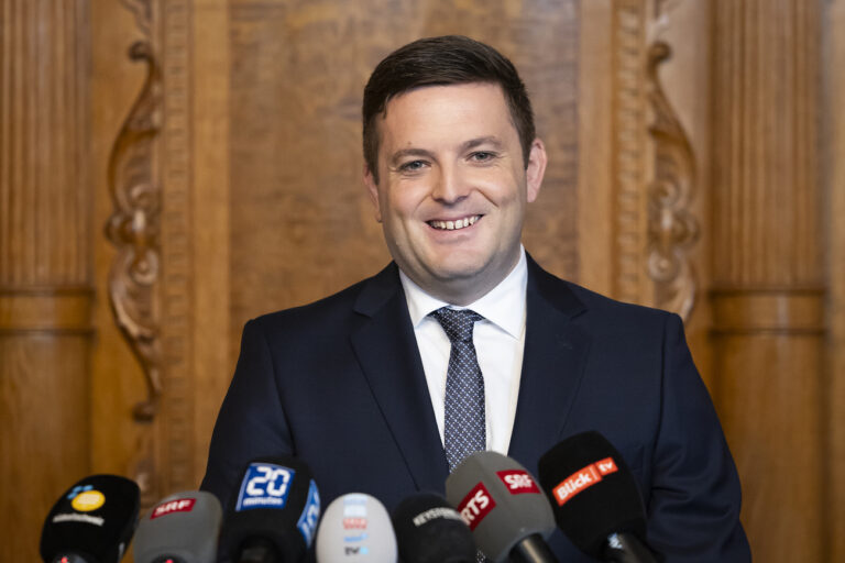 Jon Pult, Nationalrat SP-GR, gibt waehrend einer Medienkonferenz seine Kandidatur fuer den Bundesrat bekannt, am Montag, 2. Oktober, 2023 im Bundeshaus in Bern. (KEYSTONE/Peter Klaunzer)