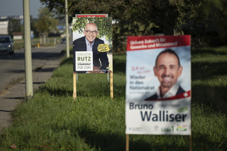 Wahlplakate von Gregor Rutz und Bruno Walliser, Staenderats- und Nationalratskandidaten, fotografiert am Montag, 2. Oktober 2023 in Naenikon. Am 22. Oktober 2023 finden die National-und Staenderatswahlen statt. (KEYSTONE/Christian Beutler)