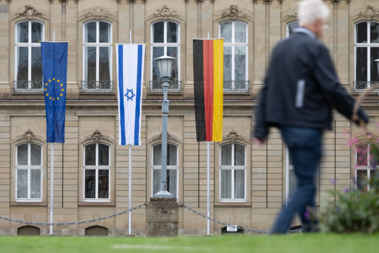 09.10.2023, Baden-Württemberg, Stuttgart: Die Flagge Israels hängt vor dem Neuen Schloss zwischen den Flaggen der EU und Deutschlands. Foto: Marijan Murat/dpa +++ dpa-Bildfunk +++ (KEYSTONE/DPA/Marijan Murat)