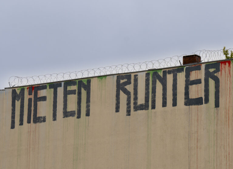 PRODUKTION - 09.10.2023, Berlin: Der Schriftzug «Mieten runter» ist an der Wand eines Miethauses mit Graffiti beschmiert. (zu dpa «zur Langzeitstudie «Die Ängste der Deutschen 2022» der R-V-Versicherung») Foto: Monika Skolimowska/dpa +++ dpa-Bildfunk +++ (KEYSTONE/DPA/Monika Skolimowska)