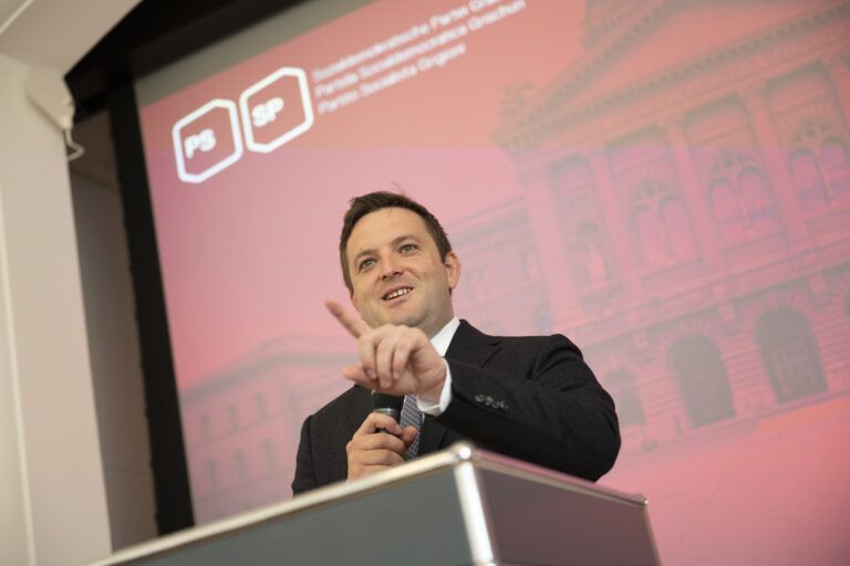 Jon Pult, am ausserordentlichen Parteitag der SP des Kantons Graubuenden, am Samstag, 14. Oktober 2023, in Chur. Die Buendner SP hat Nationalrat Jon Pult fuer die Bundesratswahlen nominiert. (KEYSTONE/Mayk Wendt)