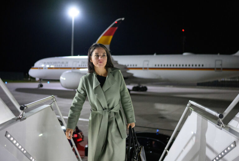 16.10.2023, Brandenburg, Schönefeld: Annalena Baerbock (Bündnis 90/Die Grünen), Außenministerin, steigt auf dem militärischen Teil vom Flughafen Berlin Brandenburg in ein Flugzeug der Flugbereitschaft der Bundeswehr, um nach Chisinau (Moldau) zu fliegen. Baerbock nimmt am Treffen der Moldau-Unterstützungsplattform teil, einer internationalen Geberkonferenz, die die besonders unter den Folgen des Ukraine-Kriegs leidende Republik Moldau unterstützt. Foto: Bernd von Jutrczenka/dpa +++ dpa-Bildfunk +++ (KEYSTONE/DPA/Bernd von Jutrczenka)