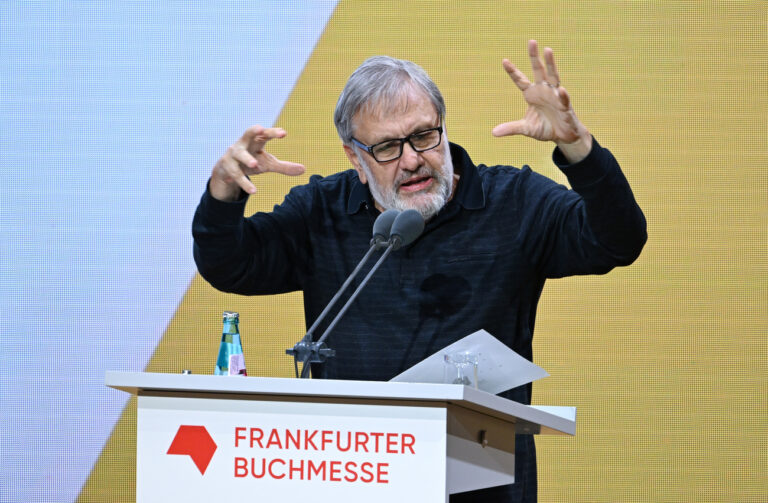 17.10.2023, Hessen, Frankfurt/Main: Slavoj Zizek, slowenischer Philosoph, spricht während der Eröffnungsfeier der Frankfurter Buchmesse. Gastland der weltgrößten Bücherschau, die bis zum 22. Oktober stattfindet, ist im Jubiläumsjahr Slowenien. Foto: Arne Dedert/dpa +++ dpa-Bildfunk +++ (KEYSTONE/DPA/Arne Dedert)