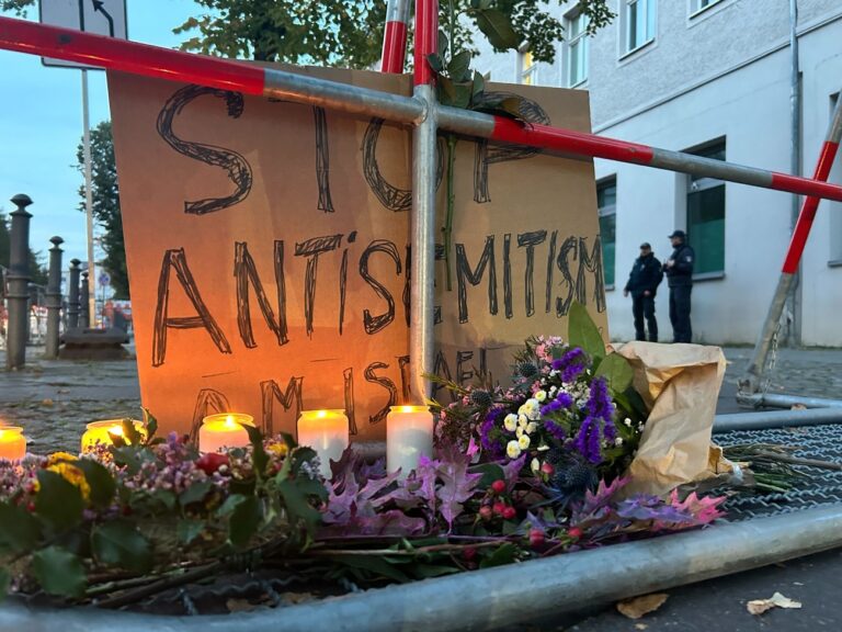 18.10.2023, Berlin: Kerzen stehen vor einem Schild mit der Aufschrift «Stop Antisemitismus» bei einer Mahnwache gegen Antisemitismus nach dem versuchten Brandanschlag in der Nacht zum Mittwoch auf die Synagoge in der Berliner Brunnenstraße. Foto: Sven Kaeuler/dpa +++ dpa-Bildfunk +++ (KEYSTONE/DPA/Sven Kaeuler)